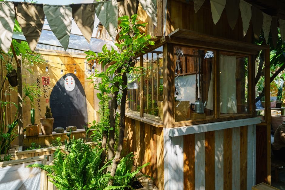 Medinis sodo kioskas su augalija, puikiai tinkantis kūrybiškai panaudoti kaip vaikų namelį