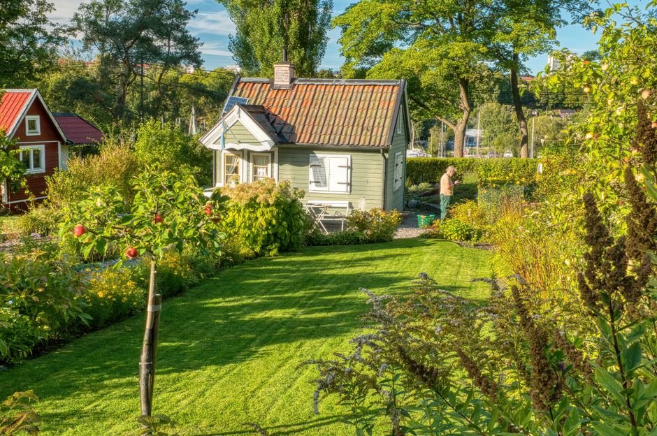 Idiliškas vasaros sodas Stokholme su žavingu nameliu vaikams