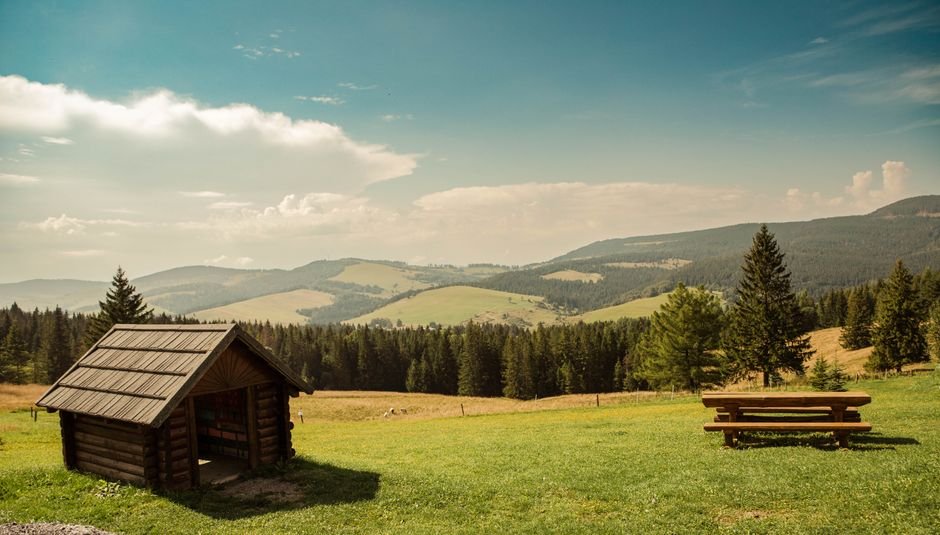 Stilingas medinis namelis kalvotame Slovakijos kraštovaizdyje, tinka vaikų žaidimams