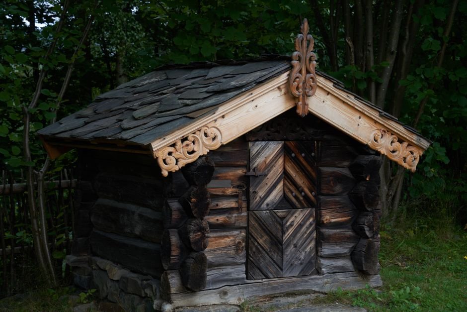Jaukus rankų darbo rąstinis namelis Norvegijos miškuose, puikus pavyzdys vaikų aikštelei
